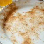 scopri perché le macchie di smalto non si rimuovono con i detersivi normali e quali metodi efficaci utilizzare per eliminarle senza danneggiare le superfici.