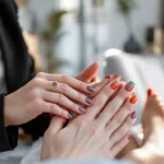 scopri le 5 tendenze ombré imperdibili svelate da una nail artist per trasformare mani e piedi con stile e originalità.