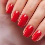 scopri 5 modi unici di indossare lo smalto rosso e lasciati sorprendere dai risultati sorprendenti di ogni stile.